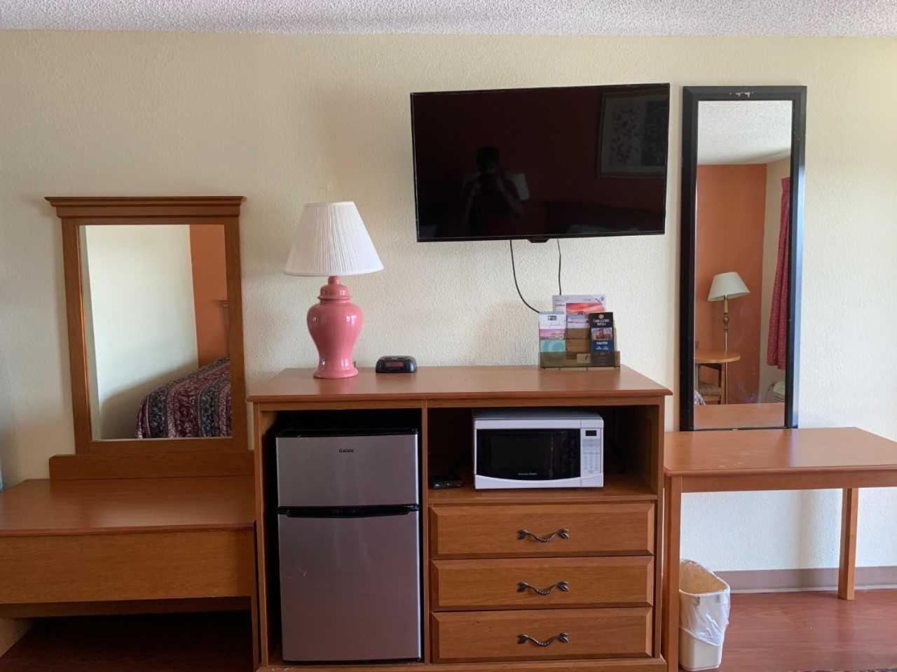 Key West Inn - Chatsworth Екстериор снимка